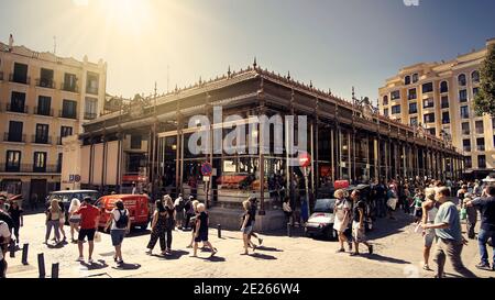 MADRID, SPAGNA – 09 06 2019: Mercato Mercado San Miguel nel centro di Madrid con una splendida architettura e un ottimo cibo. Immagine di vecchio stile Foto Stock