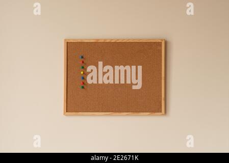 pannello in sughero vuoto cornice in legno. promemoria, bacheca. isolato. note, spille colorate. risoluzione del nuovo anno, obiettivi. 2021, elenco delle attività, ufficio domestico, Foto Stock