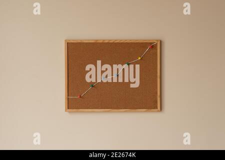 aumento grafico, vertice, picco, top. diminuzione crescita mercato sviluppo grafico finanziario dati sulla produttività. concetto di stato di avanzamento report. cork board, colore Foto Stock