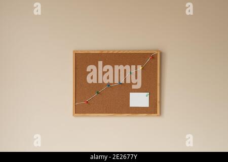 aumento grafico, vertice, picco, top. diminuzione crescita mercato sviluppo grafico finanziario dati sulla produttività. concetto di stato di avanzamento report. cork board, colore Foto Stock