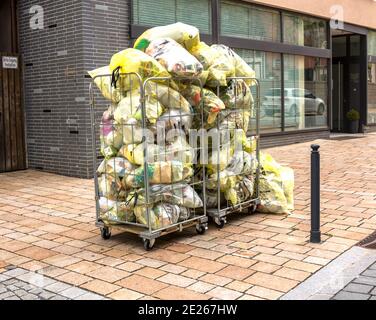 Hilpoltstein/GERMANIA : sacchetti di plastica gialli riempiti di rifiuti per il riciclaggio giacenti sul marciapiede in attesa di raccolta Foto Stock