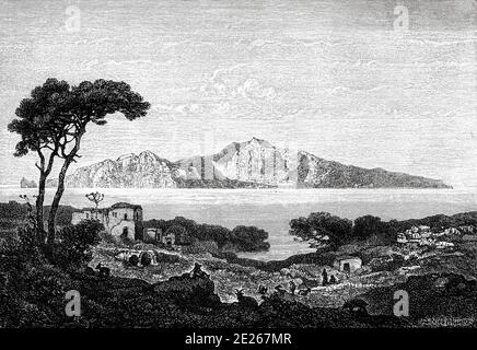 Vista panoramica generale dell'isola di Capri da massa-Lubrense. Italia Europa. Immagine illustrativa del vecchio XIX secolo incisa dal libro Nuova Geografia universale di Eliseo Reclus 1889 Foto Stock