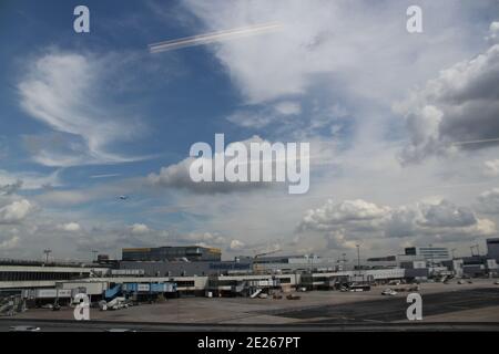 aerei e veicoli su una pista al terminale uno a. l'aeroporto di francoforte Foto Stock