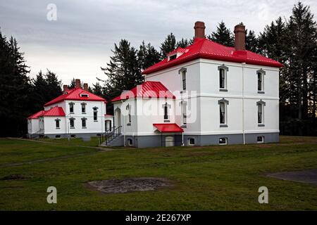 WA19079-00...WASHINGTON - Case costruite per il capo custode e assistenti del faro di North Head, ora parte del Cape Didnate state Park. Foto Stock