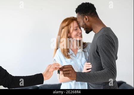 famiglia, coppia, rilocazione, razza mista, tenuta Foto Stock