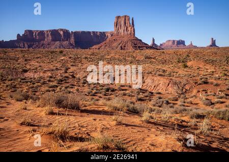 Le formazioni rocciose di West Mitten e Sentinel Mesa nel Monument Valley Navajo Tribal Park, che si trova a cavallo tra la linea di stato dell'Arizona e dello Utah, USA Foto Stock