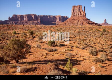Le formazioni rocciose di West Mitten e Sentinel Mesa nel Monument Valley Navajo Tribal Park, che si trova a cavallo tra la linea di stato dell'Arizona e dello Utah, USA Foto Stock