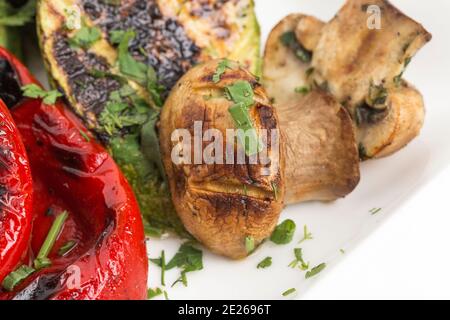 Un frammento di un piatto di verdure sulla griglia. Questa immagine può essere utilizzata come sfondo. Primo piano. Foto Stock