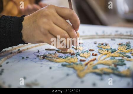 Jordan - Dic 2020: Artista, Mosaico Strumenti, artigianale, utilizza pinzette per fare Mosaico, primo piano. Antico processo di fabbricazione dei mosaici. Madaba, Giordania. Foto Stock