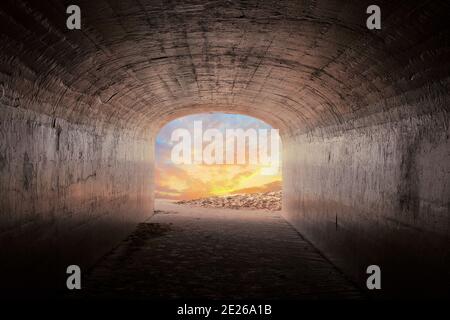 tunnel di cemento scuro con un paesaggio torbido e luminoso Foto Stock