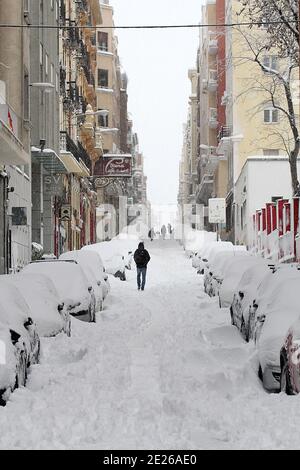 Madrid, Spagna. 12 gennaio 2021. Via di Madrid durante la tempesta di neve 'Filomena'. 9 gennaio 2021. Foto di Alejandro de Dios/AlterPhotos/ABACAPRESS.COM Credit: Abaca Press/Alamy Live News Foto Stock