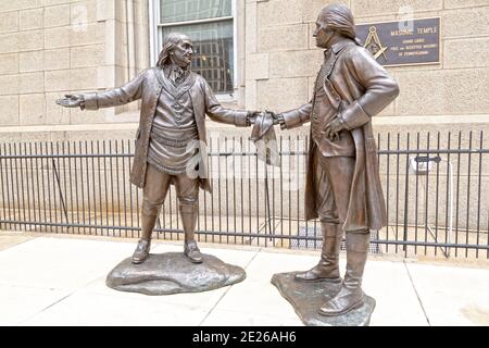 Statua raffigurante Benjamin Franklin e George Washington al di fuori del Masonic Museum and Library a Philadelphia, USA. Foto Stock