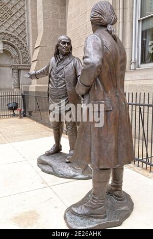 Statua raffigurante Benjamin Franklin e George Washington al di fuori del Masonic Museum and Library a Philadelphia, USA. Foto Stock