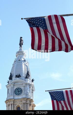 Bandiere americane volano da flagstaff vicino alla torre del Philadelphia City Hall a Philadelphia, Stati Uniti. Foto Stock