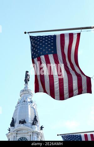 Bandiere americane volano da flagstaff vicino alla torre del Philadelphia City Hall a Philadelphia, Stati Uniti. Foto Stock