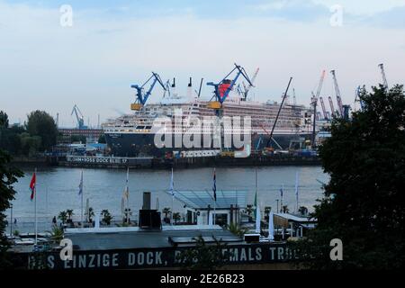 GERMANIA, AMBURGO, PORTO DI AMBURGO, 05 GIUGNO 2016: RMS Queen Mary 2 nel Dock Elbe 17 ad Amburgo Foto Stock