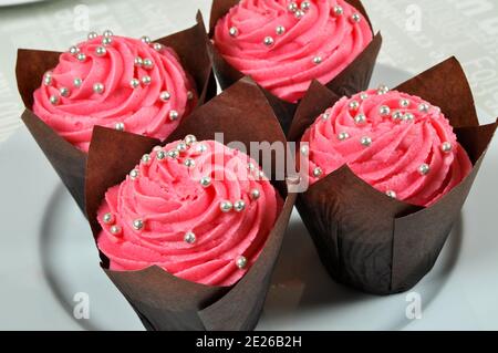 Muffin rosa yummy fatti in casa in piastra bianca, un fantastico cupcake fresco Foto Stock