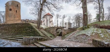 Vista panoramica del vecchio castello medievale in pietra con ponte in pietra e scale nel parco di Cesis, Lettonia Foto Stock