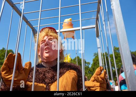 Protestante in una gabbia vestita come Donald Trump in un Tuta gorilla in Piazza del Parlamento durante una visita ufficiale Il presidente degli Stati Uniti a Londra Foto Stock