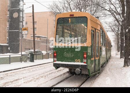 Helsinki, Finlandia. 12 gennaio 2021. C'è un tram pesante neve, uragano, scarsa visibilità,. Foto di alta qualità Foto Stock