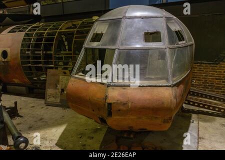 Un aliante originale Mk II Horsa con rampa di jeep in esposizione al Museo dell'aviazione militare di Stockbridge, Hampshire, Regno Unito. Foto Stock