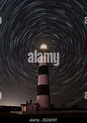 Le strisce di stelle attraverso il cielo notturno dietro il faro di Bodie Island Outer Banks North Carolina, Nag's Head. Temi: Obiettivi, pianificazione, strategia, visione Foto Stock