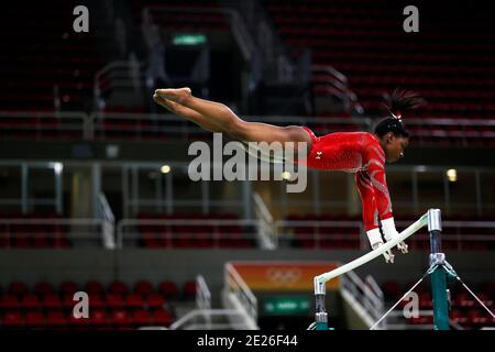 Simone Biles alla ginnastica artistica dei Giochi Olimpici estivi di Rio 2016. L'atleta del team USA esegue una sessione di allenamento prima della competizione delle medaglie Foto Stock