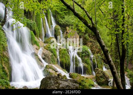 Der märchenhafte Wasserfall des Syratus, ein Zufluss der Loue im französischen Jura Foto Stock