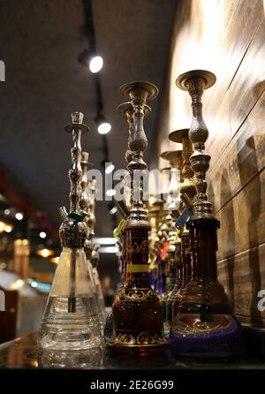 Turco hookah nel caffè. Acquedotti turchi. Acquedotti ottomani Foto Stock