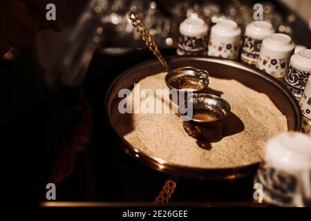 Il caffè turco viene cotto nel caffè turco tradizionale sand Foto Stock