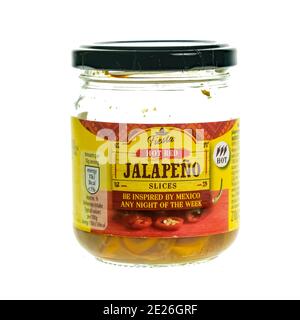 Norwich, Norfolk, Regno Unito – Dicembre 20 2020. Una foto illustrativa di un vaso di vetro di fette di jalapeno rosso caldo utilizzate nella cucina messicana Foto Stock
