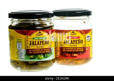 Norwich, Norfolk, Regno Unito – Dicembre 20 2020. Una foto illustrativa di un vaso di vetro di fette di jalapeno calde rosse e verdi utilizzate nella cucina messicana Foto Stock