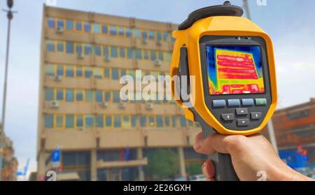 Registrazione della perdita di calore all'esterno dell'edificio mediante termocamera a infrarossi Foto Stock