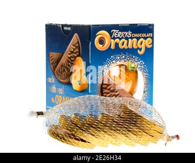 Norwich, Norfolk, Regno Unito – Dicembre 20 2020. Una foto illustrativa di un primo piano di soldi di cioccolato e un arancio di cioccolato TerryS Foto Stock