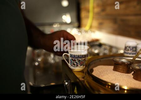 tazze di caffè turche. Il caffè turco viene cotto nella sabbia. Foto Stock