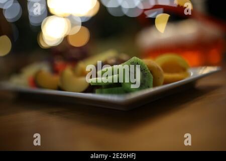 Dettaglio Kiwi sul tavolo Foto Stock