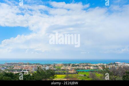 Skyline di Paphos nella giornata di sole, Cipro Foto Stock