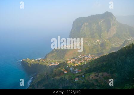 Paesaggio con Maderia villaggio, montagne e oceano. Isola di Madeira, Portogallo Foto Stock