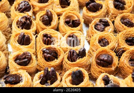 Tradizionale baklava nido con noci pecan. Medio orientale dolci sfondo. Foto Stock