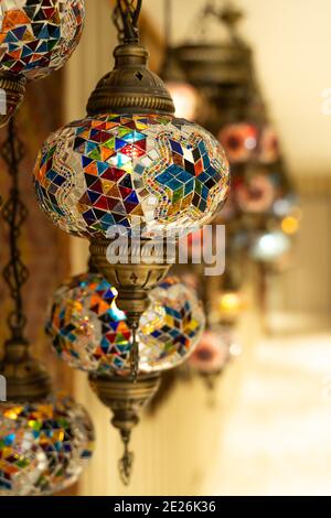 Tappeto a mosaico turco sullo sfondo. Lampada di vetro mosaico lampadario in vetro nel grande bazaar. Foto Stock