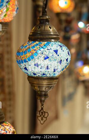 Tappeto a mosaico turco sullo sfondo. Lampada di vetro mosaico lampadario in vetro nel grande bazaar. Foto Stock