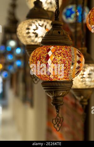 Agnelli a mosaico turchi. Lampada in vetro a mosaico in vetro con lampadario in grande bazar. Lampada a mosaico in vetro fatta a mano. Riprese ravvicinate di agnelli ottomani retrò d'epoca Foto Stock