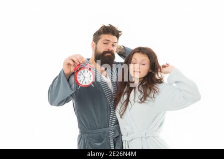 Giovane risveglio tenere premuto il tasto alarm clock. Famiglia routine mattutina. Creare un sano regime di riposo dormire a sufficienza. Buona mattina. Mattina svegliatevi. Dannoso vizio di oversleep. La mattina presto. sonno donna e uomo Foto Stock