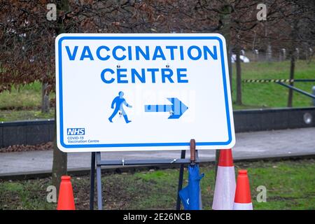 Cartello di direzione del centro di vaccinazione Covid 19 Foto Stock
