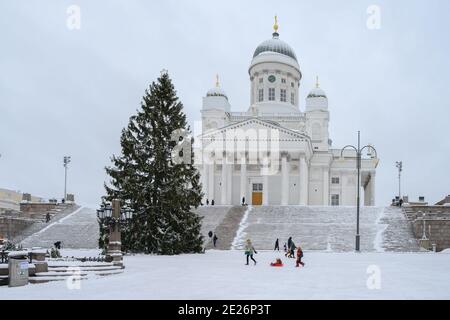 Helsinki, Finlandia: La gente apprezza la neve in Piazza del Senato durante la tempesta Toini. Foto Stock