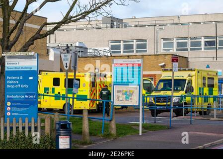 Ambulanze al Southend University Hospital, Essex, Regno Unito, durante il blocco pandemico di Coronavirus COVID 19. Foto Stock