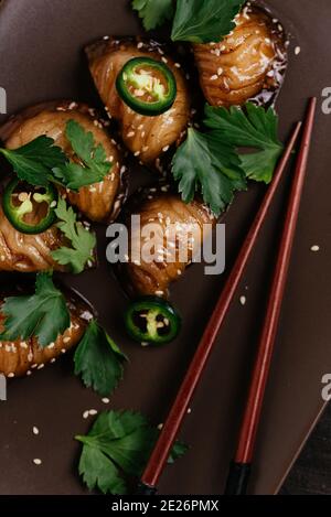 Gnocchi asiatici tradizionali gyoza con salsa Foto Stock