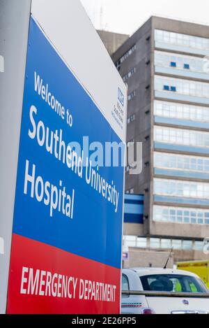 Cartello d'ingresso di benvenuto al Southend University Hospital, Essex, Regno Unito, durante il blocco della pandemia di Coronavirus COVID 19. Pronto soccorso Foto Stock