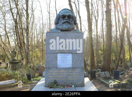 Il monumento a Karl Marx, il filosofo tedesco, nel cimitero di Highgate East al sole invernale, a nord di Londra, Regno Unito Foto Stock