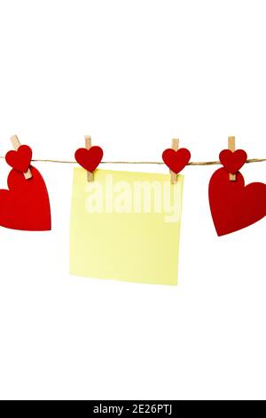 Nota appiccicosa bianca gialla appesa con cuori rossi isolati su sfondo bianco, concetto romantico di San Valentino, spazio copia Foto Stock